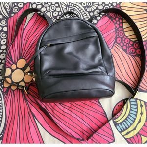 Want Les Essentiels De La Vie black backpack bag